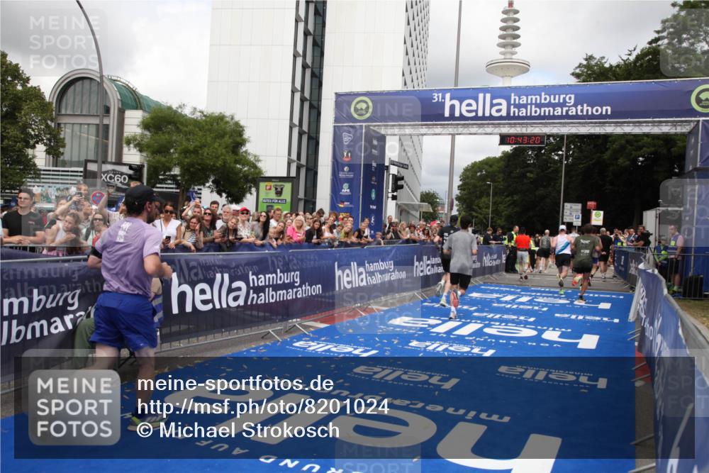 29.06.2025 - hella hamburg halbmarathon Michael Strokosch http://msf.ph/oto/8201024 29.06.2025 10:43:19 Ziel 1675, 3109, 3124, 7026, 7093, 10099, 10251, 11177, 15706, 16314, 16997, 18304 meine-sportfotos.de