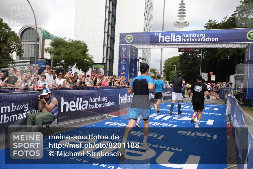 29.06.2025 - hella hamburg halbmarathon Michael Strokosch http://msf.ph/oto/8201188 29.06.2025 10:43:24 Ziel 2653, 3109, 3124, 3146, 10099, 13348, 15921, 16314, 16720, 16997, 18274, 18987, 19009 meine-sportfotos.de
