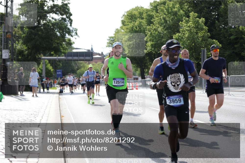 29.06.2025 - hella hamburg halbmarathon Jannik Wohlers http://msf.ph/oto/8201292 29.06.2025 09:47:46 Lombardsbrücke 1385, 1562, 1743, 2714, 2767, 3959, 4602, 4860, 5091, 5315, 6684, 6829, 6990, 8362, 8933, 10900, 11202, 11227, 11620, 11745, 11929, 12290, 12514, 13595, 13854, 14387, 14875, 14908, 14934, 15015, 15261, 15415, 15701, 15959, 16119, 16158, 17024, 17217, 18103, 18573, 18584, 18679, 18841 meine-sportfotos.de