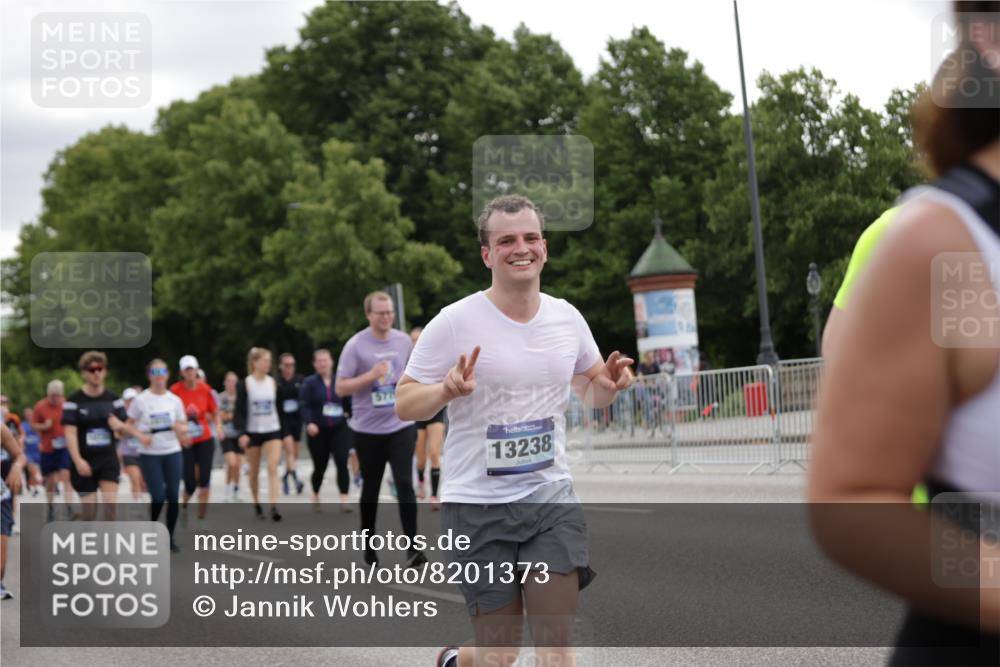 29.06.2025 - hella hamburg halbmarathon Jannik Wohlers http://msf.ph/oto/8201373 29.06.2025 11:15:42 Lombardsbrücke 2301, 2393, 3197, 3198, 4005, 4125, 4686, 5468, 5478, 5710, 5711, 5779, 6129, 6811, 7318, 7319, 7725, 7756, 7923, 8087, 8208, 8500, 9189, 9190, 9284, 10046, 10439, 10440, 10720, 10721, 11130, 11850, 12030, 12866, 12955, 13238, 13239, 13263, 13831, 14645, 15295, 15363, 15492, 16193, 16194, 16835, 17887 meine-sportfotos.de