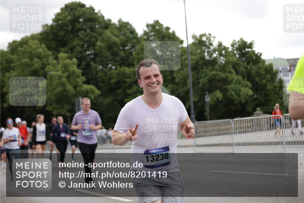 29.06.2025 - hella hamburg halbmarathon Jannik Wohlers http://msf.ph/oto/8201419 29.06.2025 11:15:43 Lombardsbrücke 2301, 2393, 3197, 3198, 4005, 4125, 4686, 5468, 5478, 5710, 5711, 5779, 6129, 6811, 7318, 7319, 7725, 7756, 7923, 8087, 8208, 8500, 9189, 9190, 9284, 10046, 10439, 10440, 10720, 10721, 11130, 11850, 12030, 12955, 13238, 13239, 13263, 13831, 14645, 15295, 15363, 15492, 15693, 16193, 16194, 16835, 17887 meine-sportfotos.de