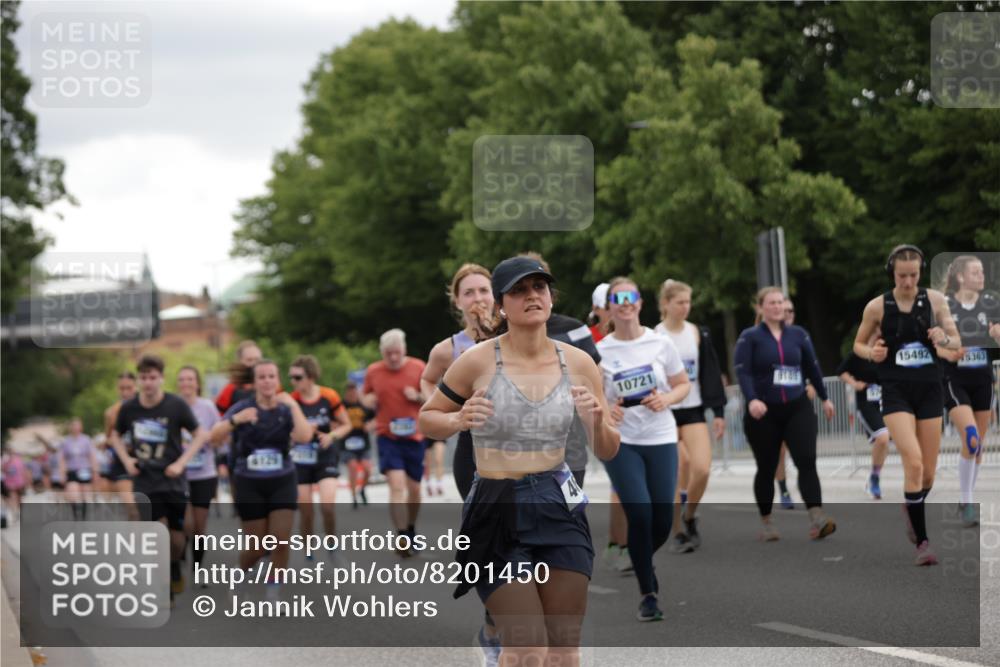 29.06.2025 - hella hamburg halbmarathon Jannik Wohlers http://msf.ph/oto/8201450 29.06.2025 11:15:44 Lombardsbrücke 2301, 2393, 3197, 3198, 3864, 4005, 4125, 4686, 5468, 5478, 5710, 5711, 5779, 6129, 6811, 7318, 7319, 7725, 7923, 8087, 8208, 8500, 9189, 9190, 9284, 10046, 10439, 10440, 10601, 10720, 10721, 11130, 12030, 12955, 13238, 13239, 13831, 14480, 14645, 15295, 15363, 15492, 15693, 16193, 16194, 16835, 17887 meine-sportfotos.de