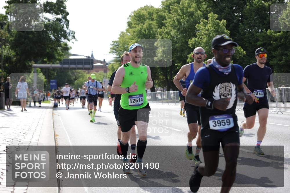 29.06.2025 - hella hamburg halbmarathon Jannik Wohlers http://msf.ph/oto/8201490 29.06.2025 09:47:46 Lombardsbrücke 1385, 1562, 1743, 2714, 2767, 3959, 4602, 4860, 5091, 5315, 6684, 6829, 6990, 8362, 8933, 10900, 11202, 11227, 11620, 11745, 11929, 12290, 12514, 13595, 13854, 14387, 14875, 14908, 14934, 15015, 15261, 15415, 15701, 15959, 16119, 16158, 17024, 17217, 18103, 18573, 18584, 18679, 18841 meine-sportfotos.de
