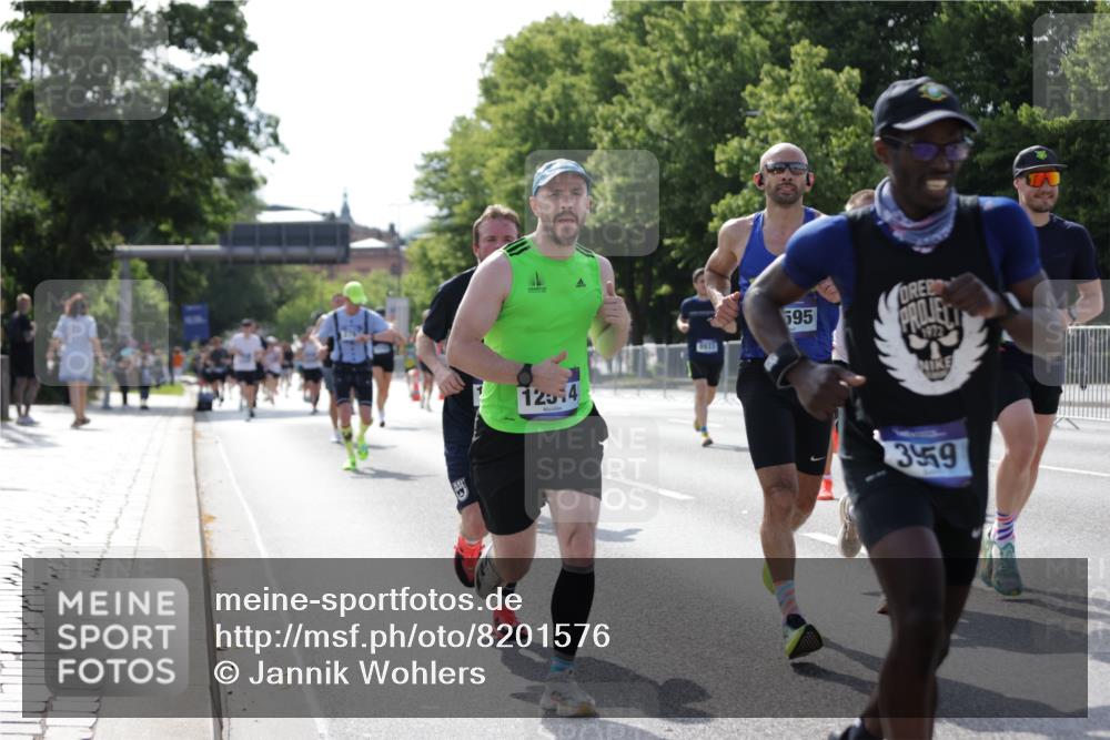 29.06.2025 - hella hamburg halbmarathon Jannik Wohlers http://msf.ph/oto/8201576 29.06.2025 09:47:47 Lombardsbrücke 1385, 1562, 1743, 2714, 2767, 3959, 4860, 5091, 5315, 6684, 6829, 6990, 8362, 8933, 10793, 10900, 11202, 11227, 11620, 11929, 12290, 12514, 13595, 13854, 14387, 14875, 14908, 14934, 15015, 15261, 15415, 15701, 15959, 16119, 16158, 17024, 17217, 18103, 18573, 18584, 18679 meine-sportfotos.de