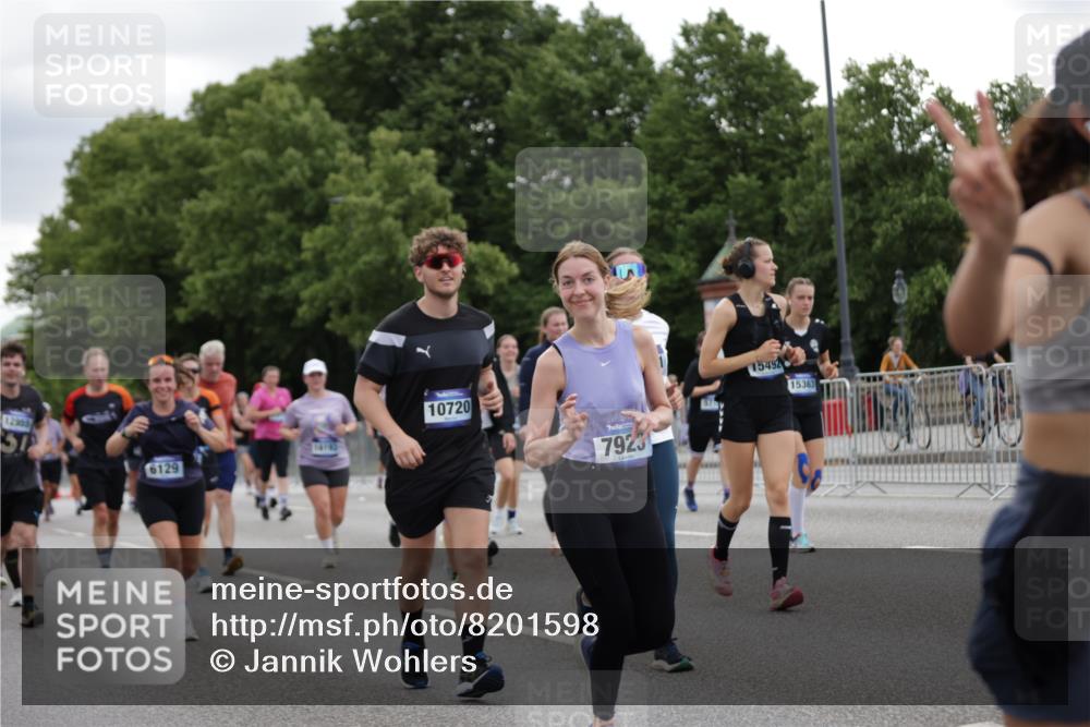 29.06.2025 - hella hamburg halbmarathon Jannik Wohlers http://msf.ph/oto/8201598 29.06.2025 11:15:46 Lombardsbrücke 2301, 2393, 2605, 3197, 3198, 3640, 3864, 3865, 4005, 4125, 4686, 5710, 5711, 5779, 6129, 6811, 7009, 7010, 7318, 7319, 7725, 7923, 8087, 8500, 8711, 9189, 9190, 9284, 10046, 10439, 10440, 10601, 10720, 10721, 11130, 12955, 13238, 13239, 13817, 13831, 14480, 14569, 14645, 15295, 15363, 15492, 15693, 16193, 16194, 16835, 17336 meine-sportfotos.de