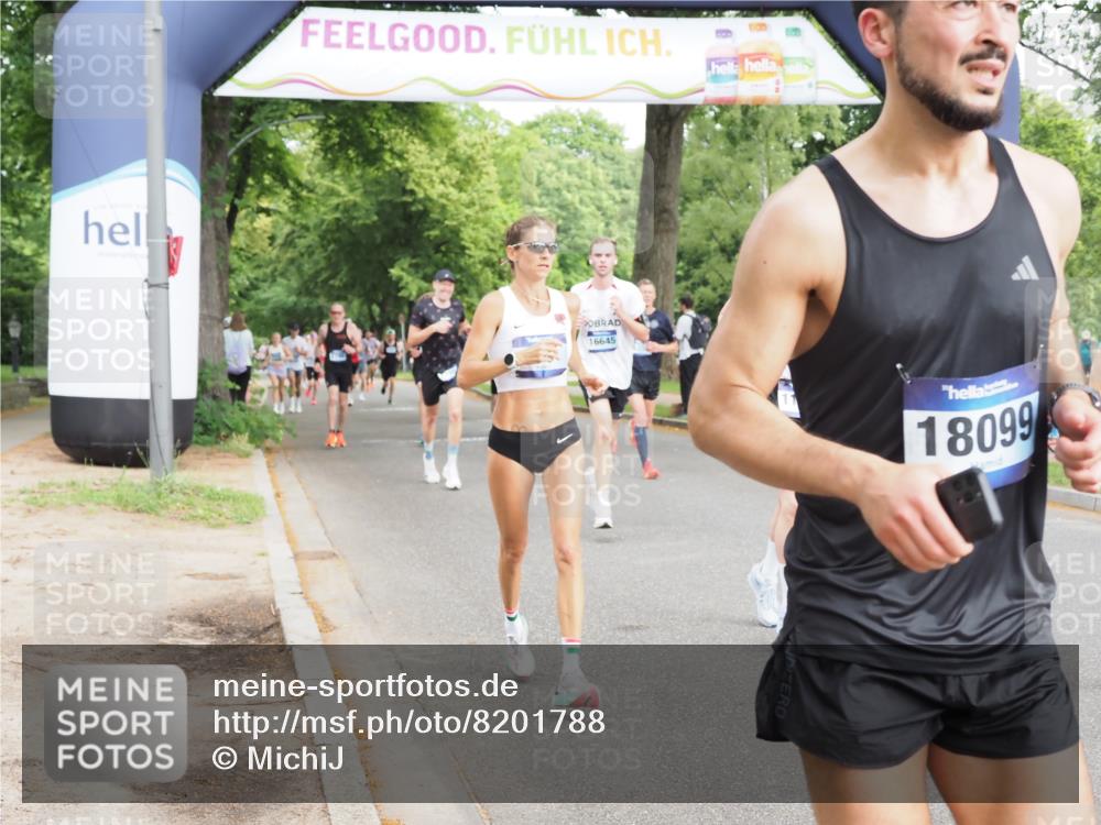 29.06.2025 - hella hamburg halbmarathon MichiJ http://msf.ph/oto/8201788 29.06.2025 10:21:39 Zwischen KM18-KM19 51, 1686, 6358, 7793, 7965, 10484, 11169, 11370, 12987, 14293, 15826, 16957, 18099 meine-sportfotos.de