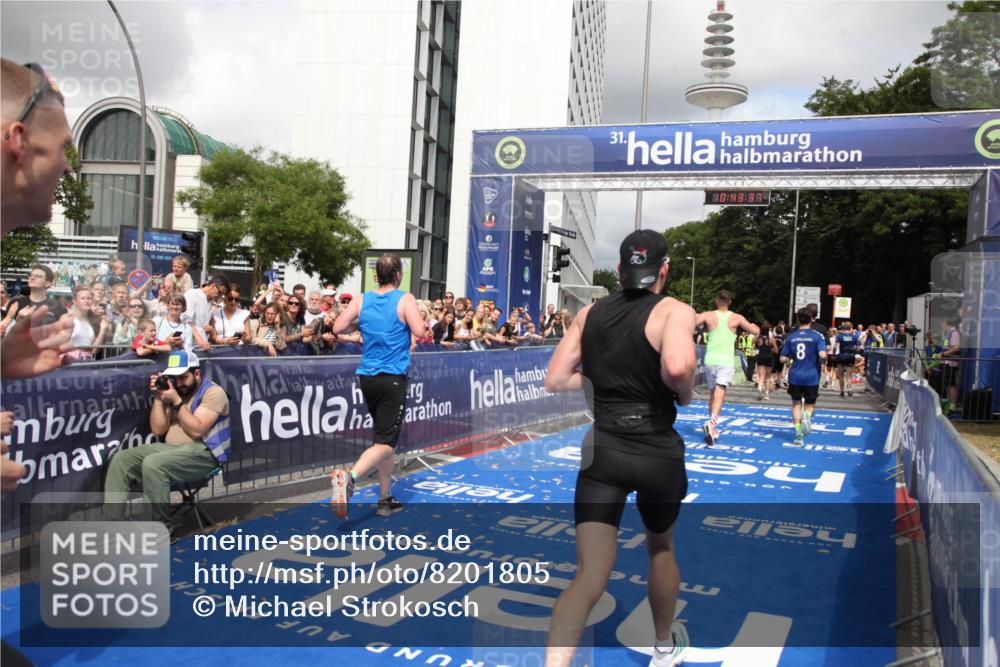 29.06.2025 - hella hamburg halbmarathon Michael Strokosch http://msf.ph/oto/8201805 29.06.2025 10:43:35 Ziel 3928, 4080, 5124, 5436, 5506, 7635, 8664, 9931, 10246, 11648, 12623, 14484, 16338, 18513, 18775, 18810, 18942, 19229 meine-sportfotos.de