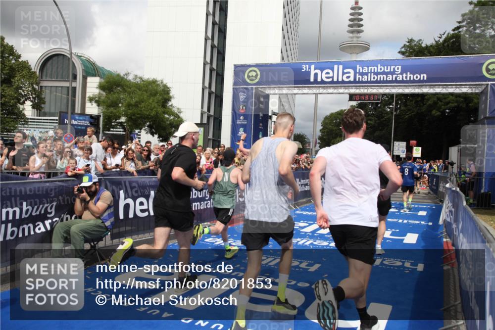 29.06.2025 - hella hamburg halbmarathon Michael Strokosch http://msf.ph/oto/8201853 29.06.2025 10:43:36 Ziel 3928, 4080, 5124, 5436, 7635, 9931, 10246, 11648, 12623, 13996, 14484, 16338, 18513, 18775, 18810, 19229 meine-sportfotos.de