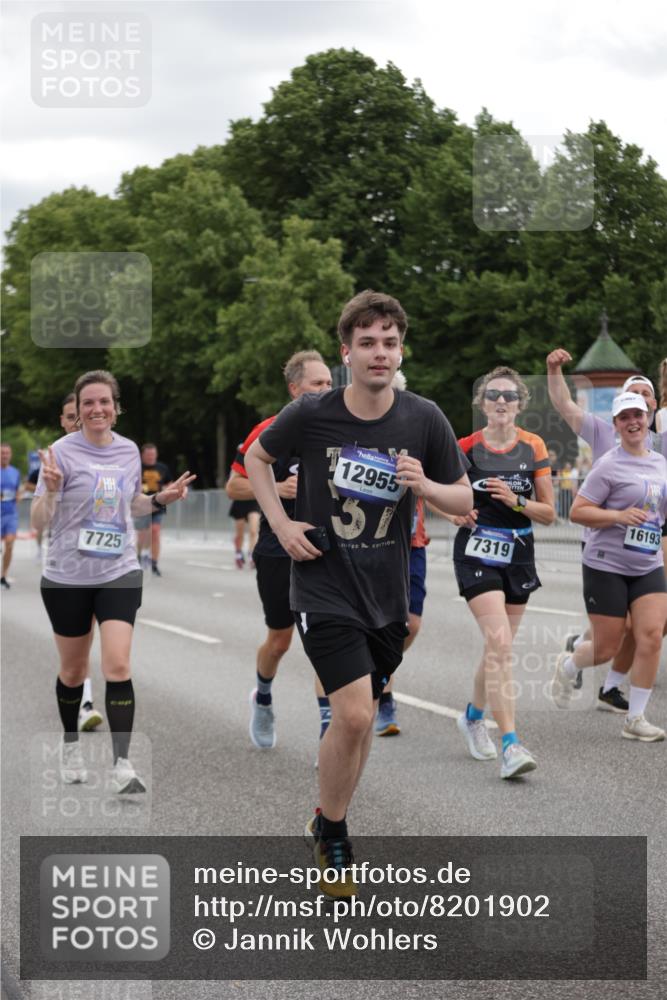 29.06.2025 - hella hamburg halbmarathon Jannik Wohlers http://msf.ph/oto/8201902 29.06.2025 11:15:49 Lombardsbrücke 2301, 2393, 2605, 2671, 3471, 3640, 3864, 3865, 4005, 4686, 5710, 5711, 5779, 6129, 7009, 7010, 7318, 7319, 7725, 7923, 8087, 8711, 9189, 9190, 9284, 10046, 10439, 10440, 10601, 10720, 10721, 12740, 12955, 13238, 13239, 13817, 14480, 14569, 14645, 15363, 15492, 15693, 16193, 16194, 17336, 17621 meine-sportfotos.de