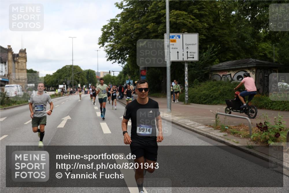 29.06.2025 - hella hamburg halbmarathon Yannick Fuchs http://msf.ph/oto/8201943 29.06.2025 10:32:04 20KM 1290, 2196, 2404, 2767, 3790, 5042, 5307, 5923, 6047, 6123, 6458, 7310, 9017, 9178, 9914, 10190, 10451, 11423, 12739, 12900, 13141, 13372, 13854, 14387, 14459, 14691, 14934, 15178, 15410, 15939, 16992, 17125, 17137, 18103, 18159, 18216, 18357, 18986 meine-sportfotos.de