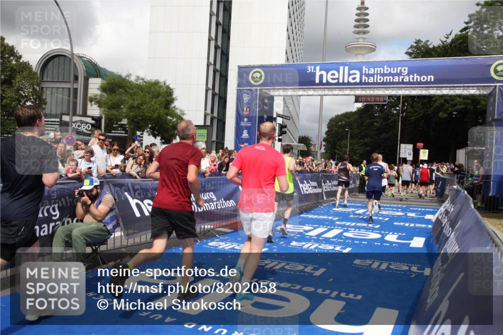 29.06.2025 - hella hamburg halbmarathon Michael Strokosch http://msf.ph/oto/8202058 29.06.2025 10:43:44 Ziel 3116, 4318, 6903, 6991, 9114, 13421, 13996, 14201, 14210, 14690, 15328, 15932, 17912, 18449, 19090 meine-sportfotos.de