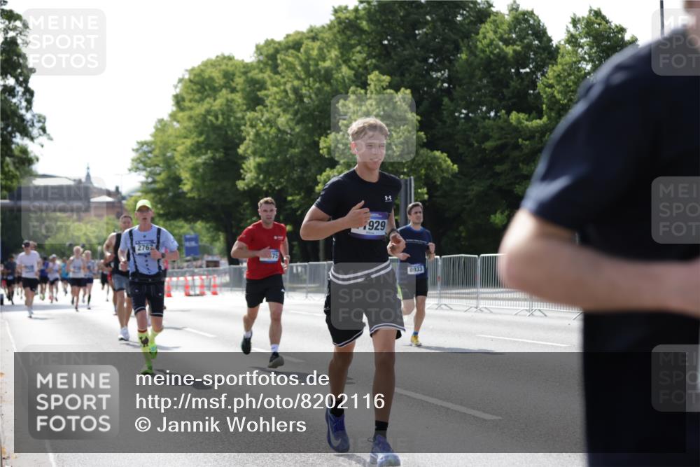 29.06.2025 - hella hamburg halbmarathon Jannik Wohlers http://msf.ph/oto/8202116 29.06.2025 09:47:48 Lombardsbrücke 1385, 1743, 2714, 2767, 3959, 4860, 5091, 5315, 6684, 6829, 6990, 8362, 8933, 10793, 10900, 11202, 11227, 11620, 11929, 12290, 12514, 13595, 13854, 14387, 14875, 14908, 15015, 15415, 15701, 15959, 16119, 16158, 17024, 17217, 18103, 18573, 18584, 18679 meine-sportfotos.de