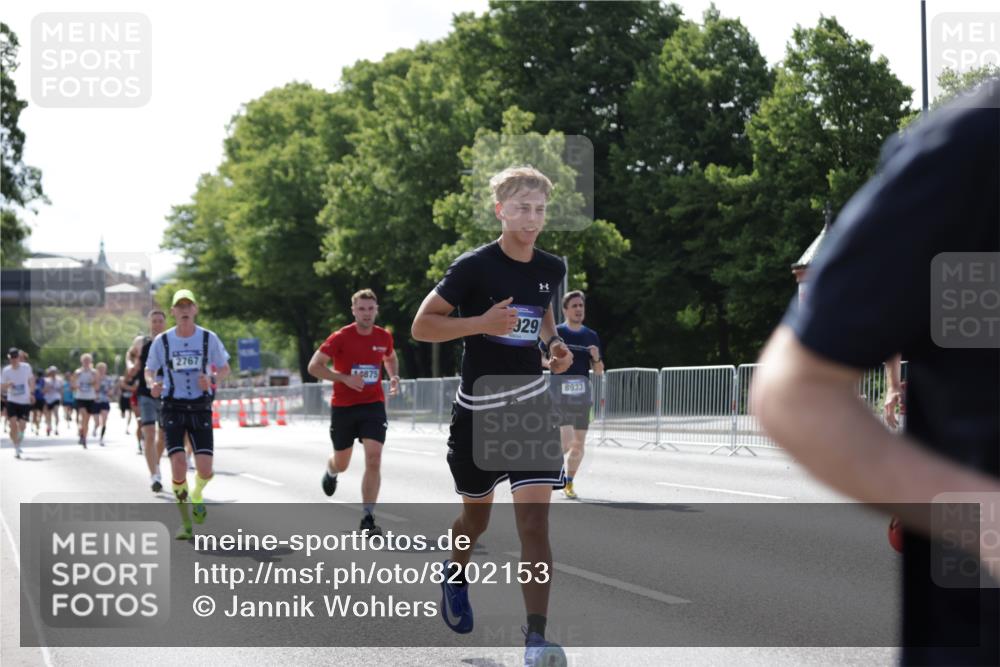 29.06.2025 - hella hamburg halbmarathon Jannik Wohlers http://msf.ph/oto/8202153 29.06.2025 09:47:48 Lombardsbrücke 1385, 1743, 2714, 2767, 3959, 4860, 5091, 5315, 6684, 6829, 6990, 8362, 8933, 10793, 10900, 11202, 11227, 11620, 11929, 12290, 12514, 13595, 13854, 14387, 14875, 14908, 15015, 15415, 15701, 15959, 16119, 16158, 17024, 17217, 18103, 18573, 18584, 18679 meine-sportfotos.de