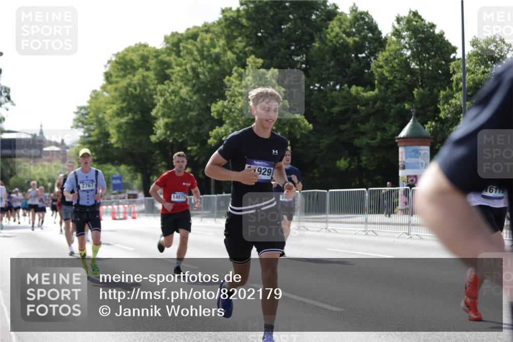 29.06.2025 - hella hamburg halbmarathon Jannik Wohlers http://msf.ph/oto/8202179 29.06.2025 09:47:48 Lombardsbrücke 1385, 1743, 2714, 2767, 3959, 4860, 5091, 5315, 6684, 6829, 6990, 8362, 8933, 10793, 10900, 11202, 11227, 11620, 11929, 12290, 12514, 13595, 13854, 14387, 14875, 14908, 15015, 15415, 15701, 15959, 16119, 16158, 17024, 17217, 18103, 18573, 18584, 18679 meine-sportfotos.de