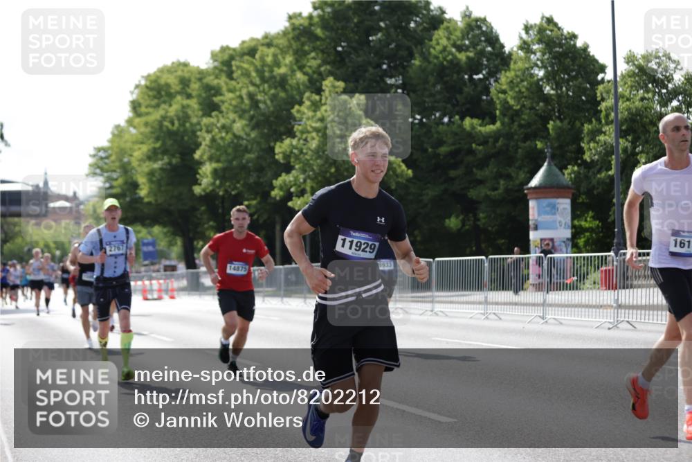 29.06.2025 - hella hamburg halbmarathon Jannik Wohlers http://msf.ph/oto/8202212 29.06.2025 09:47:49 Lombardsbrücke 1385, 1743, 2714, 2767, 3959, 4860, 5091, 5315, 6684, 6829, 6990, 8362, 8933, 10793, 10900, 11202, 11227, 11620, 11929, 12290, 12514, 13595, 13854, 14387, 14875, 14908, 15015, 15415, 15701, 15959, 16119, 16158, 17022, 17024, 17217, 17643, 18103, 18573, 18584, 18679 meine-sportfotos.de