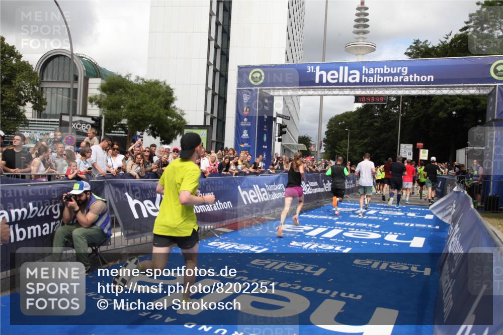 29.06.2025 - hella hamburg halbmarathon Michael Strokosch http://msf.ph/oto/8202251 29.06.2025 10:43:48 Ziel 1976, 4318, 6903, 6991, 7185, 9114, 9159, 11153, 11778, 11848, 13421, 14201, 14210, 15328, 15512, 15932, 16062, 16105, 18449, 19090 meine-sportfotos.de