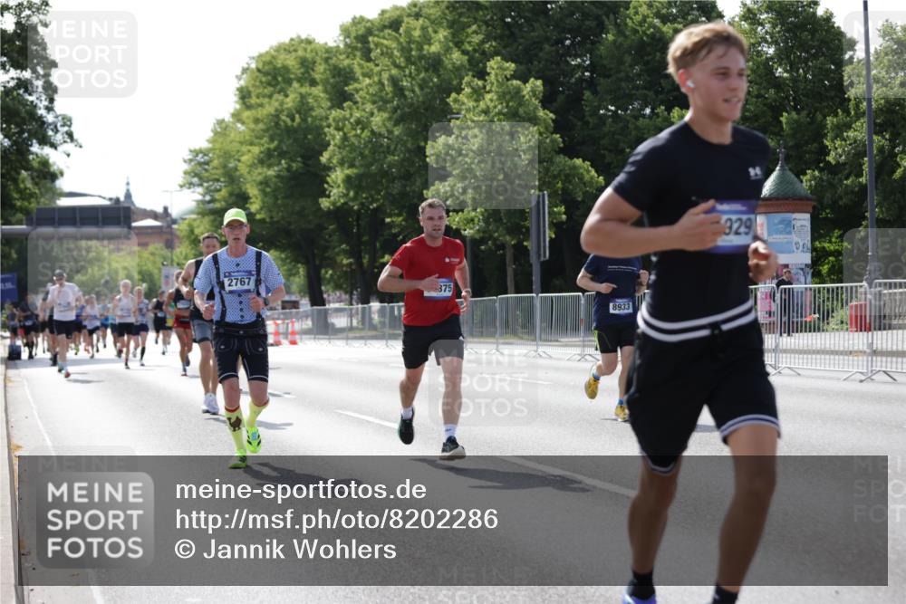 29.06.2025 - hella hamburg halbmarathon Jannik Wohlers http://msf.ph/oto/8202286 29.06.2025 09:47:49 Lombardsbrücke 1385, 1743, 2714, 2767, 3959, 4860, 5091, 5315, 6684, 6829, 6990, 8362, 8933, 10793, 10900, 11202, 11227, 11620, 11929, 12290, 12514, 13595, 13854, 14387, 14875, 14908, 15015, 15415, 15701, 15959, 16119, 16158, 17022, 17024, 17217, 17643, 18103, 18573, 18584, 18679 meine-sportfotos.de