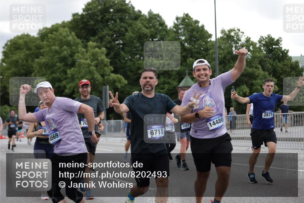 29.06.2025 - hella hamburg halbmarathon Jannik Wohlers http://msf.ph/oto/8202493 29.06.2025 11:15:57 Lombardsbrücke 1635, 2300, 2301, 2393, 2605, 2671, 3471, 3640, 3864, 3865, 4005, 4130, 4486, 4725, 5710, 7009, 7010, 7318, 7319, 7725, 8042, 8087, 8711, 9284, 10046, 10318, 10601, 12740, 13578, 13817, 14480, 14569, 15121, 15363, 15578, 15693, 15769, 16071, 16072, 16193, 16194, 16528, 17336, 17621, 18043 meine-sportfotos.de