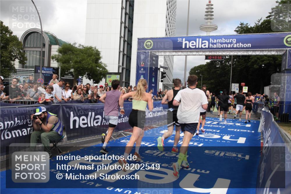 29.06.2025 - hella hamburg halbmarathon Michael Strokosch http://msf.ph/oto/8202549 29.06.2025 10:43:55 Ziel 3437, 3697, 3907, 5624, 5692, 7185, 8145, 9043, 9374, 10493, 11153, 11778, 11809, 11848, 12966, 13897, 14861, 15512, 16062, 16549, 17376, 17403, 18650, 18678 meine-sportfotos.de