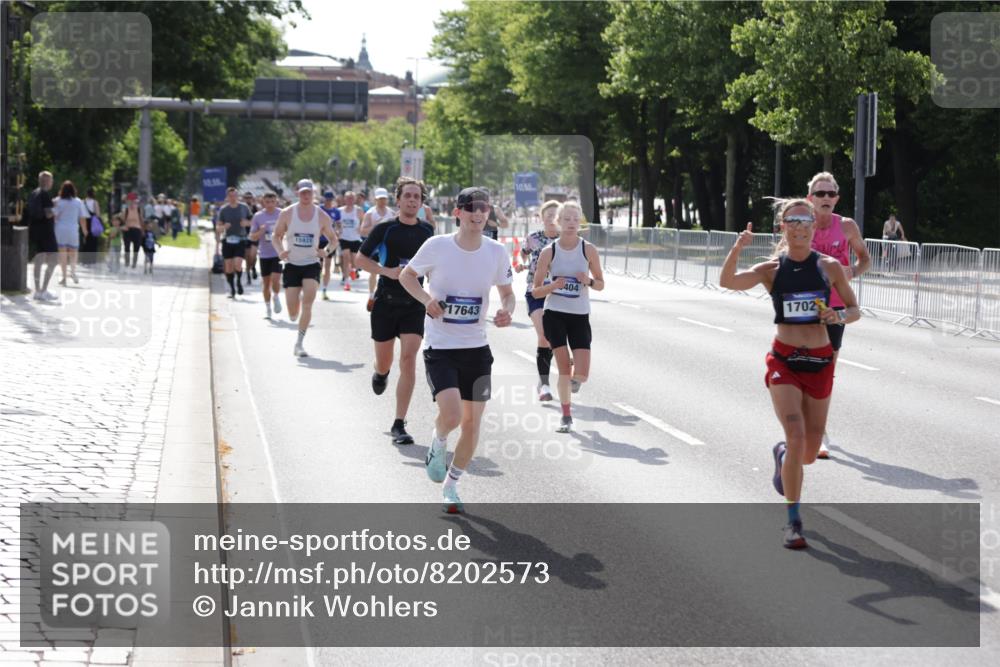 29.06.2025 - hella hamburg halbmarathon Jannik Wohlers http://msf.ph/oto/8202573 29.06.2025 09:47:54 Lombardsbrücke 1385, 1710, 1743, 2714, 2767, 3959, 4860, 5091, 5315, 6684, 6829, 8933, 10404, 10793, 11202, 11227, 11620, 11929, 12514, 12916, 13595, 14875, 14908, 15015, 15701, 15931, 15959, 16119, 16158, 17022, 17024, 17217, 17643, 18103, 18220, 18584, 18679, 18733 meine-sportfotos.de