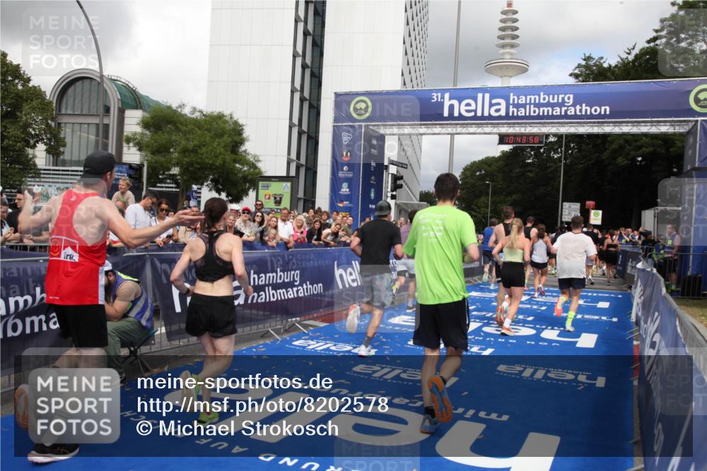 29.06.2025 - hella hamburg halbmarathon Michael Strokosch http://msf.ph/oto/8202578 29.06.2025 10:43:57 Ziel 3437, 3697, 3907, 5624, 5692, 7185, 8063, 8145, 9043, 9374, 10493, 11778, 11809, 12438, 12966, 13897, 14861, 16549, 17376, 17403, 18650, 18678 meine-sportfotos.de