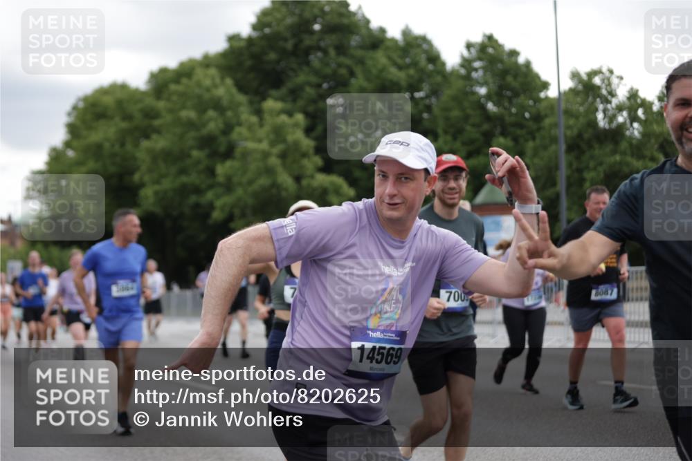 29.06.2025 - hella hamburg halbmarathon Jannik Wohlers http://msf.ph/oto/8202625 29.06.2025 11:15:58 Lombardsbrücke 1635, 2300, 2301, 2393, 2605, 2671, 3471, 3640, 3864, 3865, 4005, 4130, 4486, 4725, 5710, 7009, 7010, 7318, 7725, 8042, 8087, 8711, 9284, 10318, 10601, 12740, 13578, 13817, 14480, 14569, 15121, 15578, 15693, 15769, 16071, 16072, 16193, 16194, 16528, 17336, 17621, 18043 meine-sportfotos.de