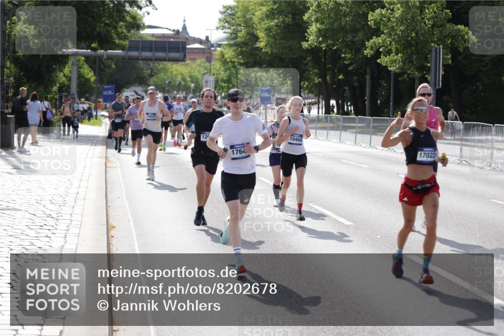 29.06.2025 - hella hamburg halbmarathon Jannik Wohlers http://msf.ph/oto/8202678 29.06.2025 09:47:54 Lombardsbrücke 1385, 1710, 1743, 2714, 2767, 3959, 4860, 5091, 5315, 6684, 6829, 8933, 10404, 10793, 11202, 11227, 11620, 11929, 12514, 12916, 13595, 14875, 14908, 15015, 15701, 15931, 15959, 16119, 16158, 17022, 17024, 17217, 17643, 18103, 18220, 18584, 18679, 18733 meine-sportfotos.de
