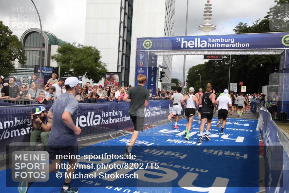 29.06.2025 - hella hamburg halbmarathon Michael Strokosch http://msf.ph/oto/8202715 29.06.2025 10:44:00 Ziel 3697, 3907, 4981, 5624, 8063, 8145, 8900, 9043, 10493, 10596, 11809, 12438, 12966, 14861, 15383, 16549, 17376, 17403, 18678 meine-sportfotos.de
