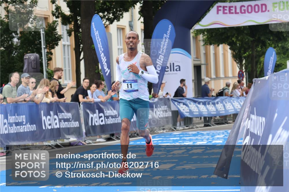 29.06.2025 - hella hamburg halbmarathon Strokosch-Dieckow http://msf.ph/oto/8202716 29.06.2025 10:02:15 Ziel 11, 25 meine-sportfotos.de