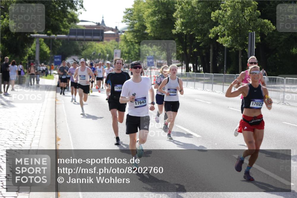 29.06.2025 - hella hamburg halbmarathon Jannik Wohlers http://msf.ph/oto/8202760 29.06.2025 09:47:55 Lombardsbrücke 1385, 1505, 1710, 1743, 2767, 3959, 4860, 5091, 5315, 6684, 6829, 7884, 8933, 10404, 10793, 11202, 11227, 11620, 11929, 12488, 12514, 12916, 13595, 13975, 14875, 14908, 15931, 15959, 16119, 17022, 17217, 17643, 18103, 18220, 18679, 18733 meine-sportfotos.de