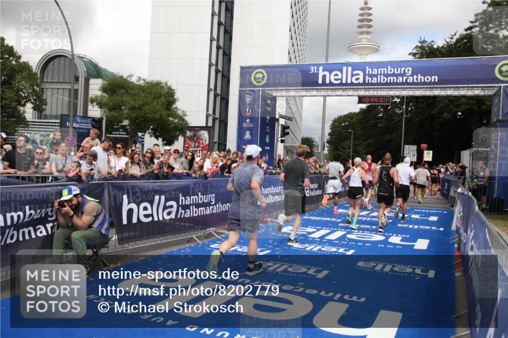 29.06.2025 - hella hamburg halbmarathon Michael Strokosch http://msf.ph/oto/8202779 29.06.2025 10:44:00 Ziel 3697, 3907, 4981, 5624, 8063, 8145, 8900, 9043, 10493, 10596, 11809, 12438, 12966, 14861, 15383, 16549, 17376, 17403, 18678 meine-sportfotos.de