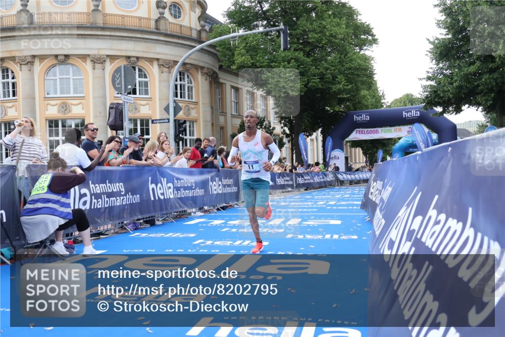 29.06.2025 - hella hamburg halbmarathon Strokosch-Dieckow http://msf.ph/oto/8202795 29.06.2025 10:02:17 Ziel 2, 11, 25 meine-sportfotos.de