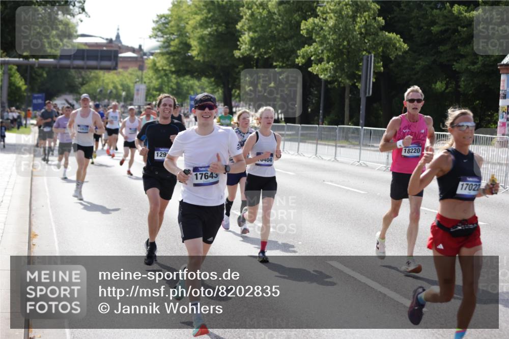 29.06.2025 - hella hamburg halbmarathon Jannik Wohlers http://msf.ph/oto/8202835 29.06.2025 09:47:55 Lombardsbrücke 1385, 1505, 1710, 1743, 2767, 3959, 4860, 5091, 5315, 6684, 6829, 7884, 8933, 10404, 10793, 11202, 11227, 11620, 11929, 12488, 12514, 12916, 13595, 13975, 14875, 14908, 15931, 15959, 16119, 17022, 17217, 17643, 18103, 18220, 18679, 18733 meine-sportfotos.de