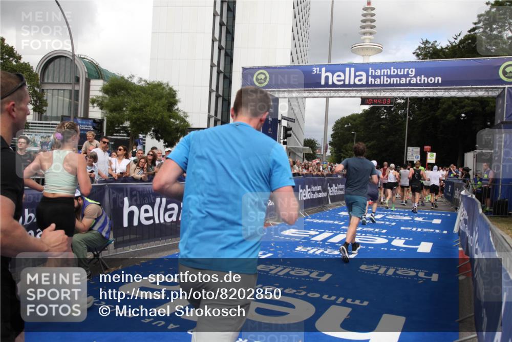29.06.2025 - hella hamburg halbmarathon Michael Strokosch http://msf.ph/oto/8202850 29.06.2025 10:44:02 Ziel 1558, 3907, 4981, 6705, 8063, 8145, 8900, 9081, 10493, 10596, 11809, 12438, 12966, 15383, 16549, 17376, 17403, 17516, 18678 meine-sportfotos.de