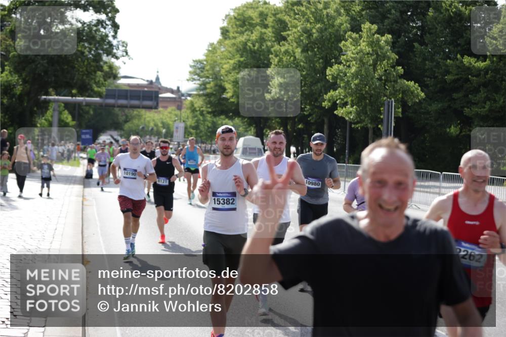 29.06.2025 - hella hamburg halbmarathon Jannik Wohlers http://msf.ph/oto/8202858 29.06.2025 09:48:19 Lombardsbrücke 1042, 2262, 2399, 3480, 3547, 4359, 4381, 5003, 5307, 5554, 5709, 6993, 7152, 7154, 8121, 8571, 9403, 9643, 10190, 10852, 12044, 13940, 15303, 15382, 15744, 16201, 17005, 17658, 18237, 18259, 18384, 18802 meine-sportfotos.de