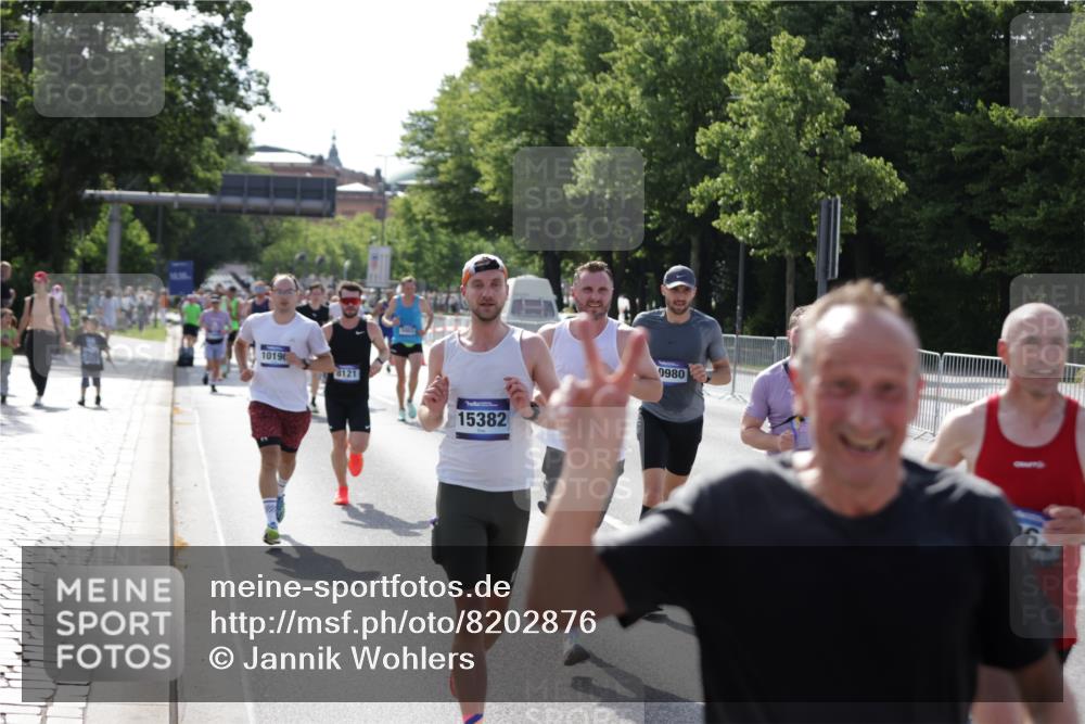 29.06.2025 - hella hamburg halbmarathon Jannik Wohlers http://msf.ph/oto/8202876 29.06.2025 09:48:19 Lombardsbrücke 1042, 2262, 2399, 3480, 3547, 4359, 4381, 5003, 5307, 5554, 5709, 6993, 7152, 7154, 8121, 8571, 9403, 9643, 10190, 10852, 12044, 13940, 15303, 15382, 15744, 16201, 17005, 17658, 18237, 18259, 18384, 18802 meine-sportfotos.de