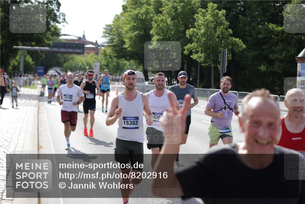 29.06.2025 - hella hamburg halbmarathon Jannik Wohlers http://msf.ph/oto/8202916 29.06.2025 09:48:19 Lombardsbrücke 1042, 2262, 2399, 3480, 3547, 4359, 4381, 5003, 5307, 5554, 5709, 6993, 7152, 7154, 8121, 8571, 9403, 9643, 10190, 10852, 12044, 13940, 15303, 15382, 15744, 16201, 17005, 17658, 18237, 18259, 18384, 18802 meine-sportfotos.de