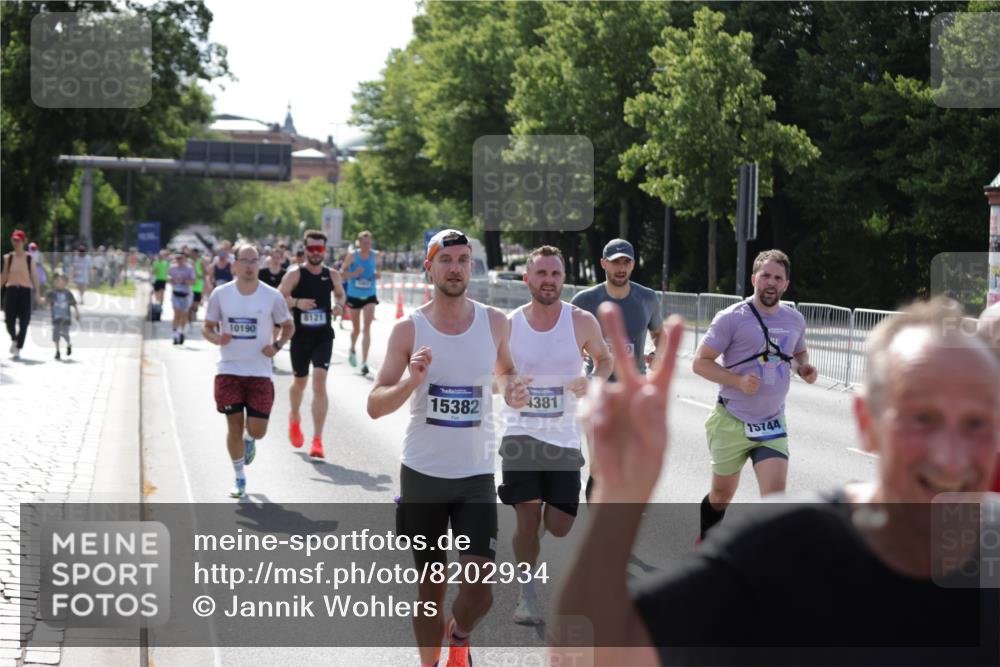 29.06.2025 - hella hamburg halbmarathon Jannik Wohlers http://msf.ph/oto/8202934 29.06.2025 09:48:19 Lombardsbrücke 1042, 2262, 2399, 3480, 3547, 4359, 4381, 5003, 5307, 5554, 5709, 6993, 7152, 7154, 8121, 8571, 9403, 9643, 10190, 10852, 12044, 13940, 15303, 15382, 15744, 16201, 17005, 17658, 18237, 18259, 18384, 18802 meine-sportfotos.de
