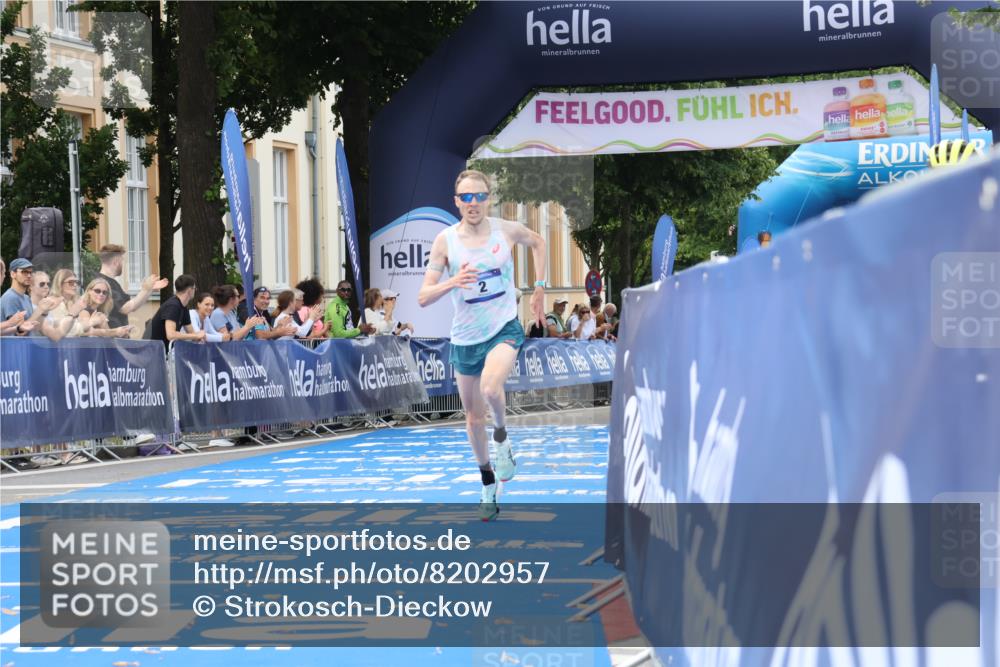 29.06.2025 - hella hamburg halbmarathon Strokosch-Dieckow http://msf.ph/oto/8202957 29.06.2025 10:02:28 Ziel 2, 22 meine-sportfotos.de