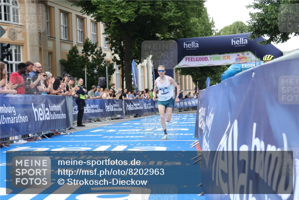 29.06.2025 - hella hamburg halbmarathon Strokosch-Dieckow http://msf.ph/oto/8202963 29.06.2025 10:02:28 Ziel 2, 22 meine-sportfotos.de