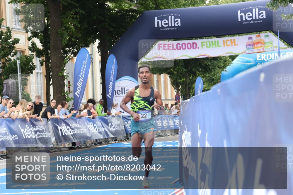 29.06.2025 - hella hamburg halbmarathon Strokosch-Dieckow http://msf.ph/oto/8203042 29.06.2025 10:02:33 Ziel 22 meine-sportfotos.de