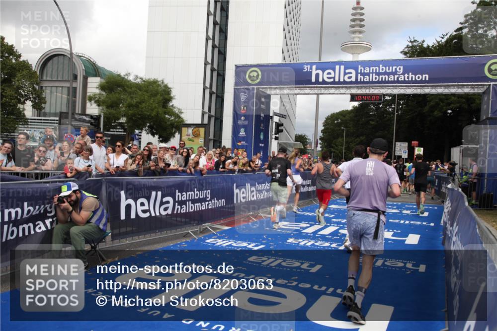29.06.2025 - hella hamburg halbmarathon Michael Strokosch http://msf.ph/oto/8203063 29.06.2025 10:44:08 Ziel 1391, 1558, 2816, 3021, 4981, 6705, 9081, 11346, 13123, 15383, 16506, 16697, 17516, 17977, 18004 meine-sportfotos.de