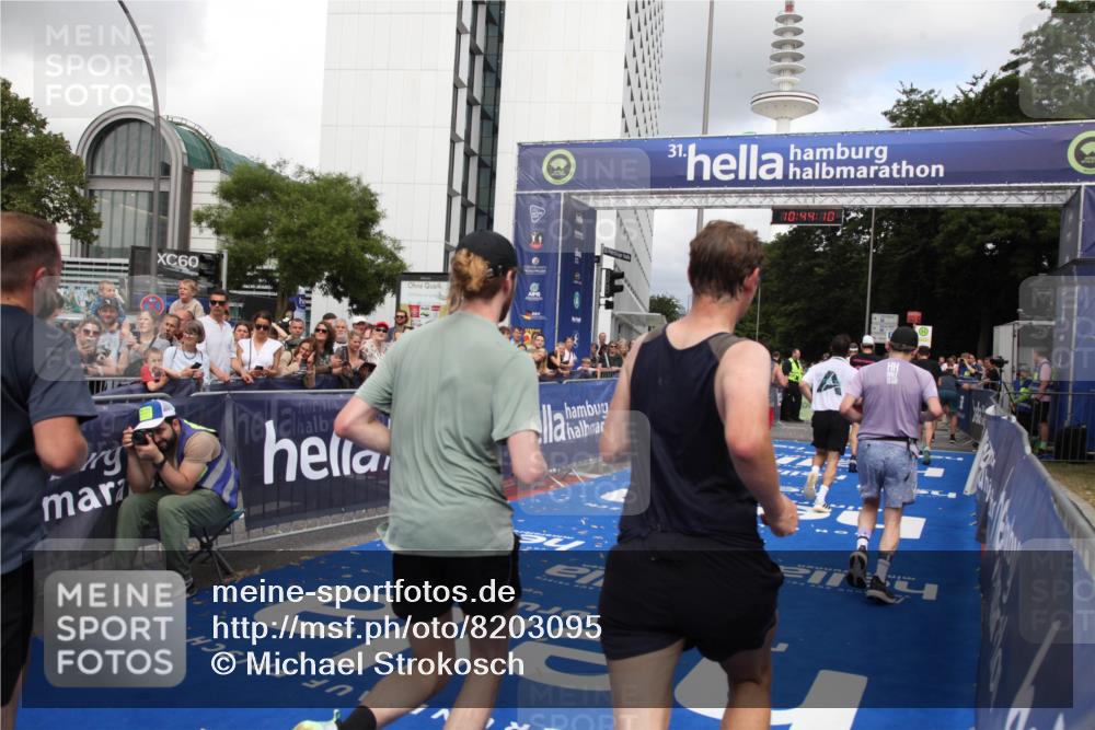 29.06.2025 - hella hamburg halbmarathon Michael Strokosch http://msf.ph/oto/8203095 29.06.2025 10:44:09 Ziel 1391, 1558, 2816, 3021, 6705, 9081, 9633, 10193, 10930, 11346, 13123, 16506, 16648, 16697, 17516, 17977, 18004 meine-sportfotos.de