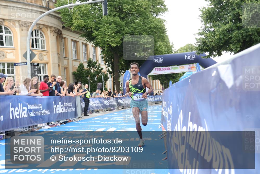 29.06.2025 - hella hamburg halbmarathon Strokosch-Dieckow http://msf.ph/oto/8203109 29.06.2025 10:02:34 Ziel 22 meine-sportfotos.de