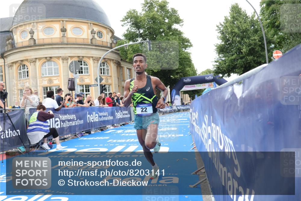 29.06.2025 - hella hamburg halbmarathon Strokosch-Dieckow http://msf.ph/oto/8203141 29.06.2025 10:02:34 Ziel 22 meine-sportfotos.de