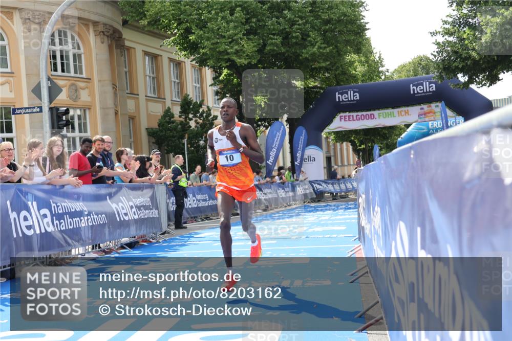 29.06.2025 - hella hamburg halbmarathon Strokosch-Dieckow http://msf.ph/oto/8203162 29.06.2025 10:02:46 Ziel 7, 10 meine-sportfotos.de