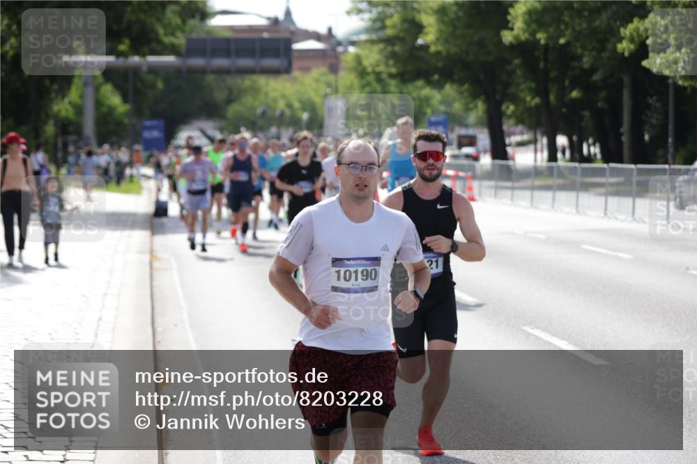 29.06.2025 - hella hamburg halbmarathon Jannik Wohlers http://msf.ph/oto/8203228 29.06.2025 09:48:20 Lombardsbrücke 1042, 2262, 2399, 3480, 3547, 4359, 4381, 5003, 5307, 5554, 6993, 7152, 7154, 8121, 8571, 9403, 9643, 10190, 12044, 13940, 15303, 15382, 15744, 16201, 17005, 17658, 18259, 18384, 18802 meine-sportfotos.de