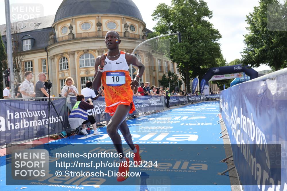 29.06.2025 - hella hamburg halbmarathon Strokosch-Dieckow http://msf.ph/oto/8203234 29.06.2025 10:02:47 Ziel 7, 10 meine-sportfotos.de