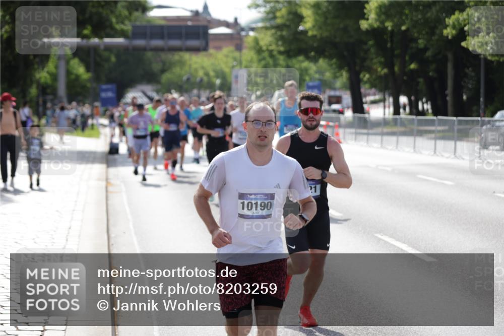 29.06.2025 - hella hamburg halbmarathon Jannik Wohlers http://msf.ph/oto/8203259 29.06.2025 09:48:20 Lombardsbrücke 1042, 2262, 2399, 3480, 3547, 4359, 4381, 5003, 5307, 5554, 6993, 7152, 7154, 8121, 8571, 9403, 9643, 10190, 12044, 13940, 15303, 15382, 15744, 16201, 17005, 17658, 18259, 18384, 18802 meine-sportfotos.de