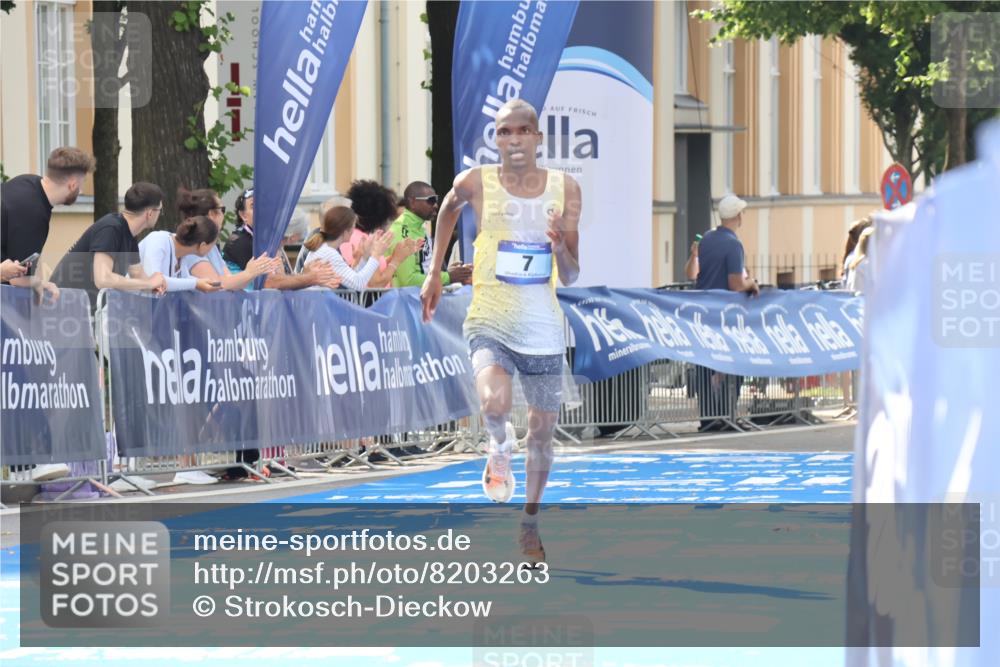 29.06.2025 - hella hamburg halbmarathon Strokosch-Dieckow http://msf.ph/oto/8203263 29.06.2025 10:02:55 Ziel 7, 9 meine-sportfotos.de